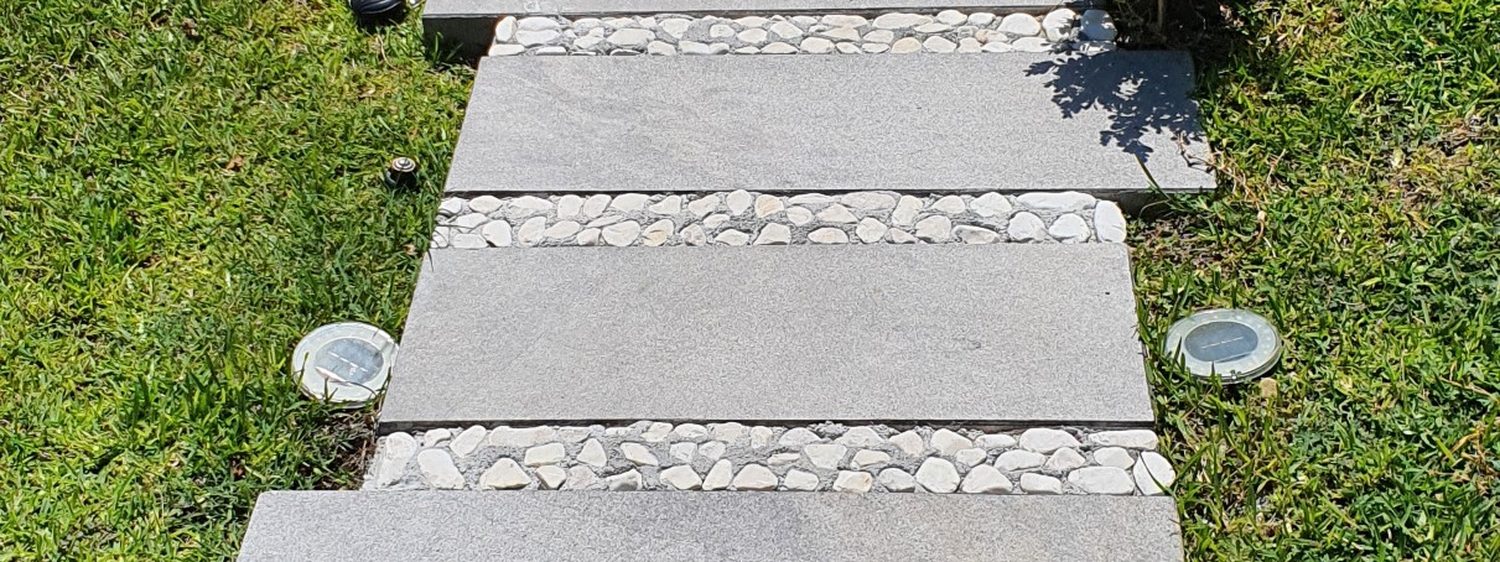 Andador de piedra sobre jardín