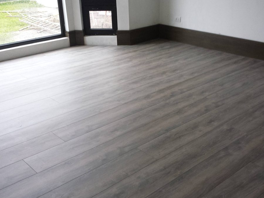 Piso de madera en salón amplio