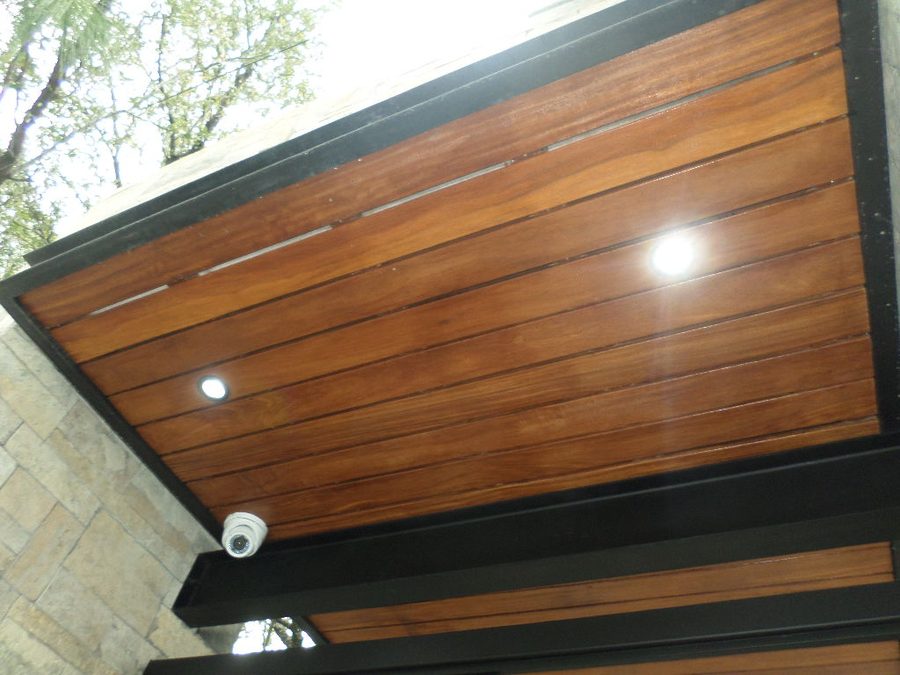 Techo de madera en terraza exterior