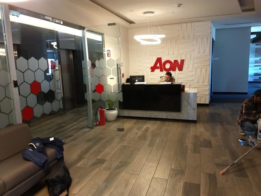 Recepción corporativa con piso de madera