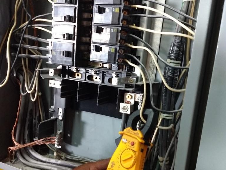Revisión de tablero eléctrico con multímetro