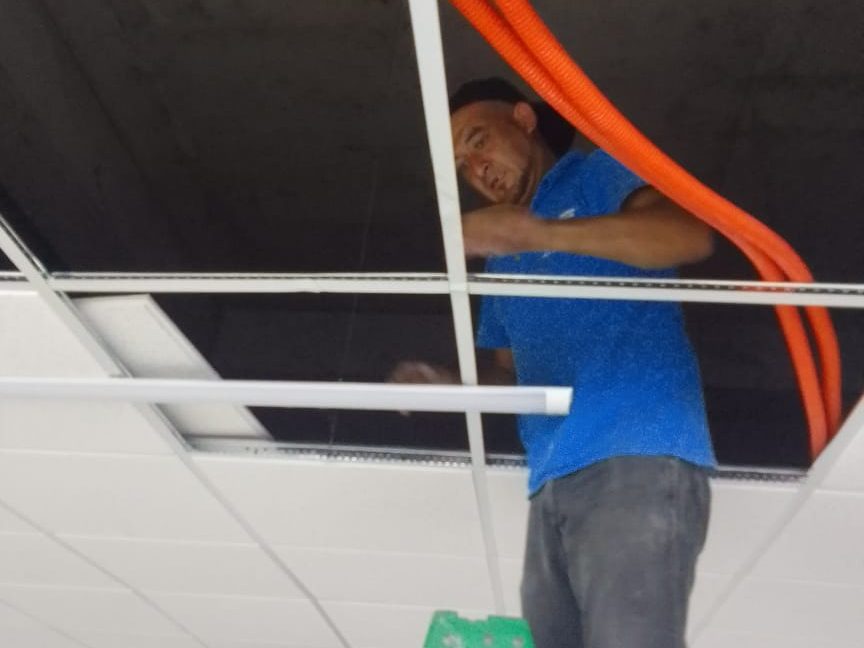 Instalación de plafón modular en oficina